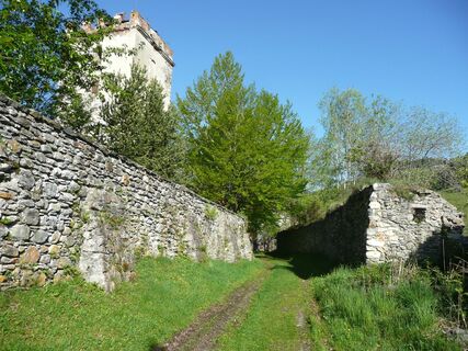 Weg zwischen Wehrmauern