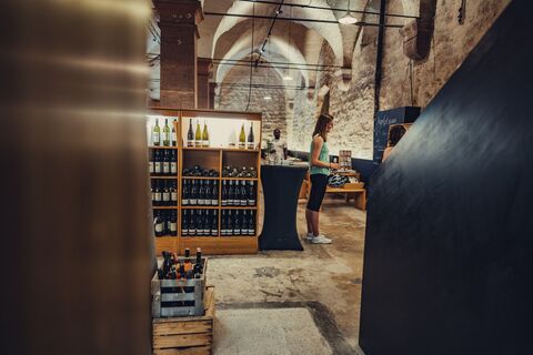 Blick in die Vinothek Taubertal