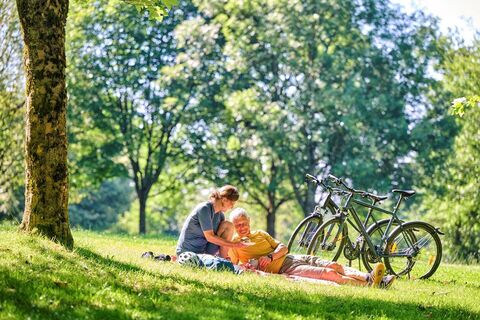 Zwei Radfahrer machen Pause