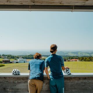 Radfahrer an der Pyramide Etzinger Hügel