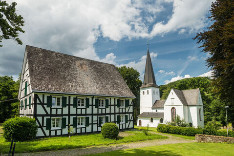 Bonte Kerke mit Fachwerkhaus 