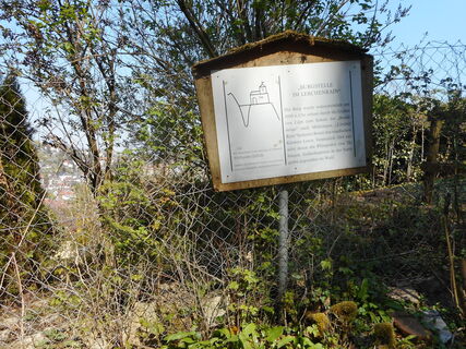 Schild an Burgstelle im Lerchenrain