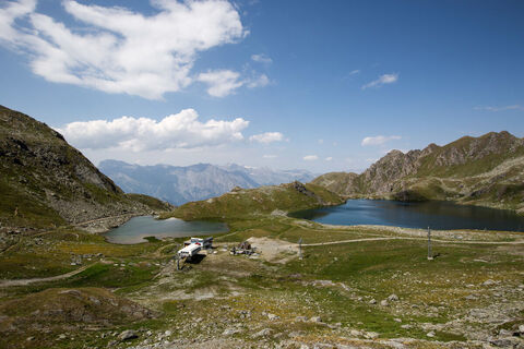 Lac des Vaux und die Bergstation der Luftseilbahn