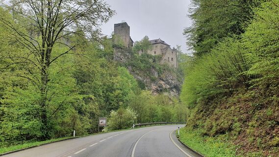 Ruine Weißenburg auf der Anfahrt