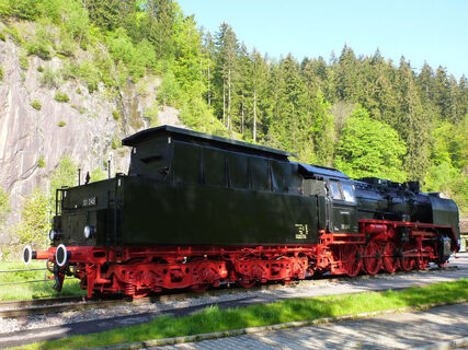 historische Dampflok 50 245 beim Bahnhof Triberg
