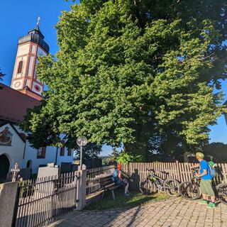 Radler in Puch vor der Wallfahrtkirche