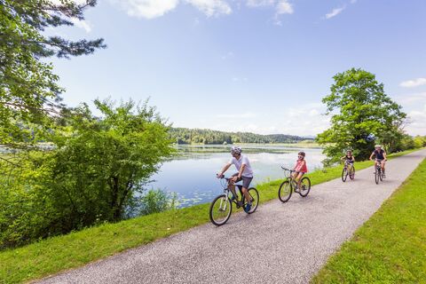 Radfahrfamilie am Rad zwischen Eberndorf und Sittersdorf