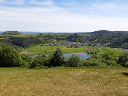 Ausblick auf das Meerfelder Maar mit dem Mosenberg im Hintergrund