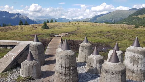 24.1 km Blick zurück: Panzersperren mit Bergkastelspitze
