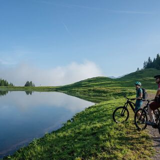 Landschaftlich ein Hingucker: Die Panoramabike-Tour führt an Bergseen, Wäldern und Berggipfeln vorbei.