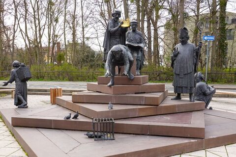 Heinrichsbrunnen an der neuen Sparkasse (2 min vom Itschensteg entfernt)