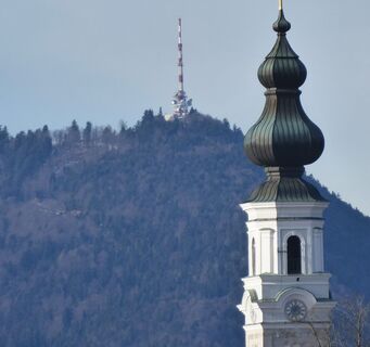 Der Faistenauer Kirchturm und der Gaisbergsender liegen auf einer Linie. Dazwischen liegt Ebenau.