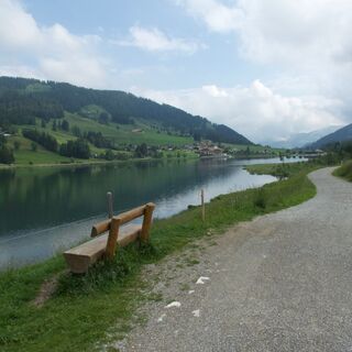 Weg entlang des Schwarzsees - Alpenpanoramaweg Etappe 20