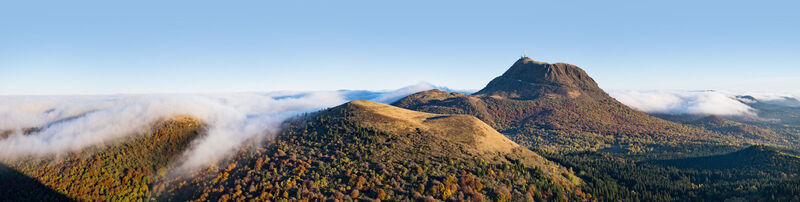 France, Puy-de-Dôme (63), Ceyssat, Parc Naturel Régional des Volcans d'Auvergne, la Chaîne des Puys vue depuis le sommet du Puy de Côme, le Puy de Dôme en arrière plan // France, Puy de Dome, Ceyssat, Regional Natural Park of the Auvergne Volcanoes, the Chaîne des Puys view from the summit of Puy de Come volcano, Puy de Dome in the background
