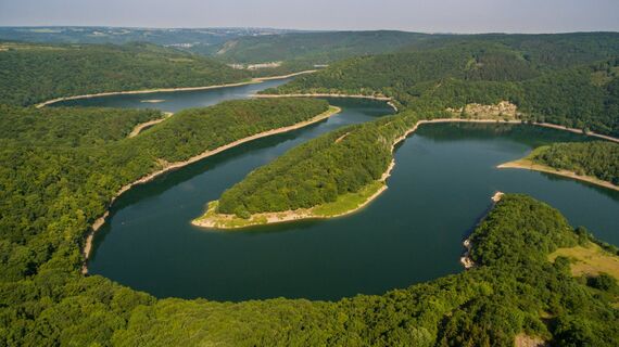Der Wanderweg Rur-Olef Route führt oberhalb des Urftsees vorbei