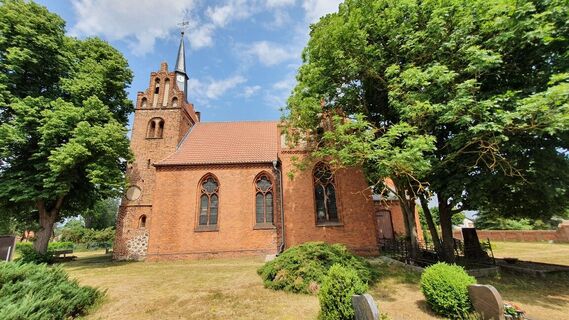 Backsteinkirche in Bömenzien mit gotischem Turm in der Altmark