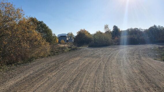 11.1 km gerade weiter in Weg entlang des Flusses Vah