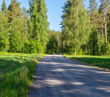 Zu Beginn fährt man durch ländliche Landschaften