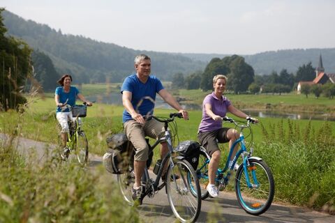Radfahrer auf dem Weser-Radweg im Weserbergland