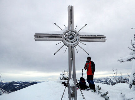 Das kunstvoll gestaltete Gipfelkreuz am Eibleck hat eine hochgeistige Basis.