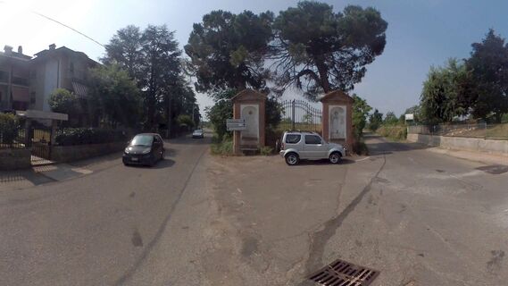 0.6 km Bei Gabelung mit Parktor links halten