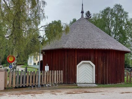 Durchgang zum Friedhof, Ort der alten Kirche