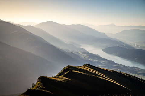 Blick auf den Steinkopf am Ende des Höhenrückens.