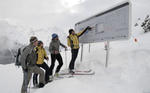 Gruppe-vor-Tafel2_mc2alpin.jpg