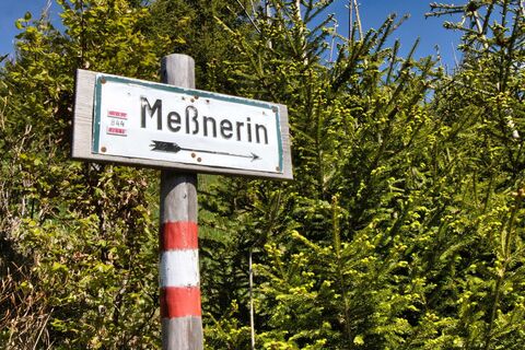 Alter Wegweiser zur Messnerin