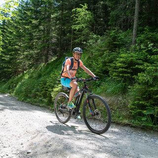 Mountainbikerin auf den Weg zum Brucker Hochanger