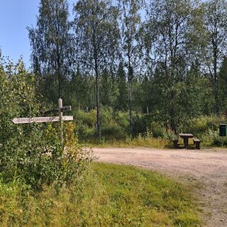 Der Naturpfad verläuft teilweise parallel zum Uferweg und entlang des Weges gibt es mehrere Rast- und Picknickplätze.
