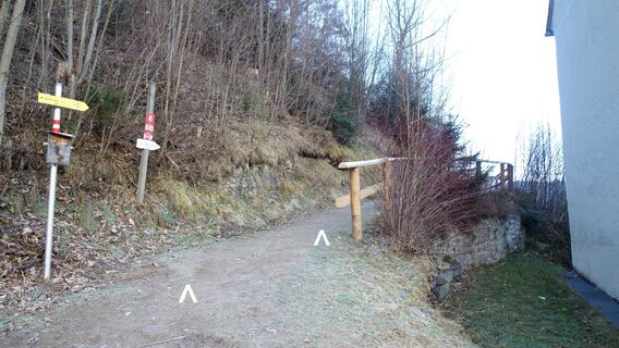 am Wanderweg links bei der Kirche vorbei
