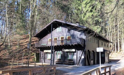 Pfadfinderheim: Die „Waldschule“, ein Haus mit wechselvoller Geschichte. Zu Beginn des zweiten Weltkriegs errichtet, beherbergte es in weiterer Folge eine Funkstation. Nach Kriegsende diente das Gebäude der Unterkunft von Flüchtlingen. Die Pfadfinder und