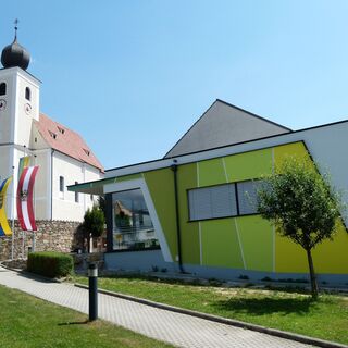 Wehrkirche Hollenthon+Neues Gemeindeamt (Copyright: Karl Gradwohl)