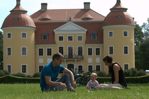 Familie vor Schloss Milkel