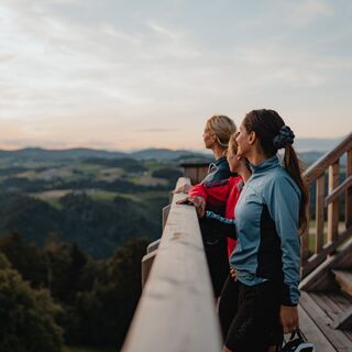 Radfahrerinnen am Aussichtsturm Burgstall Kirchberg ob der Donau