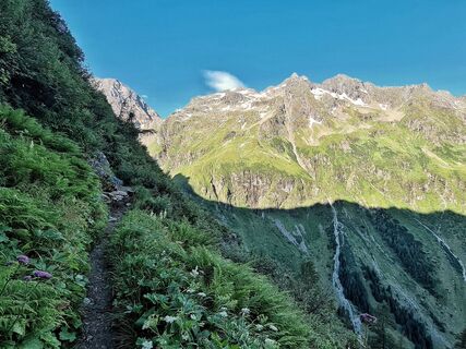 Auf schmalen Pfaden Richtung Klafferkessel - rechts im Bild der Schleierfall