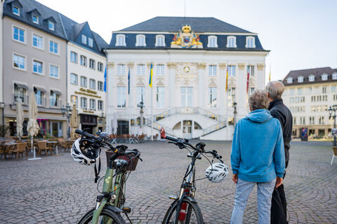 Radfahrer am alten Rathaus in Bonn