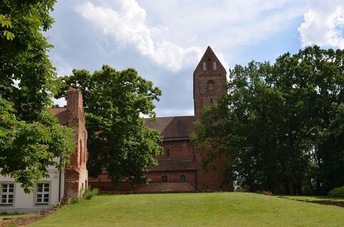 Kirche Schönhausen mit Teil Seitenflügeln