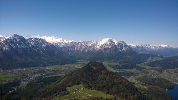Blick hinunter zum Tressenstein 1.201m, im Hintergrund der Dachstein