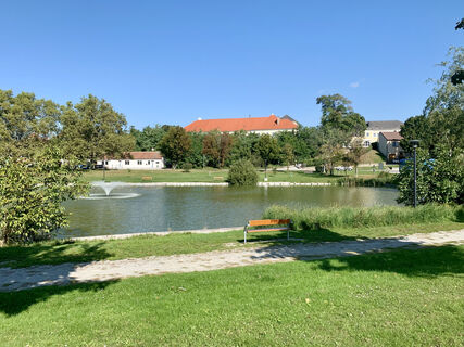 Schlossteich - im Hintergrund Schloss Zistersdorf, Kaiserbründlweg, Zistersdorf