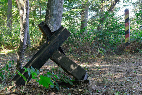 Holzsperrkreuz nahe der ehemaligen Grenze bei Rade