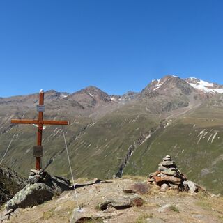 Gipfelkreuz am Hörnle mit Blick zur Wildspitze