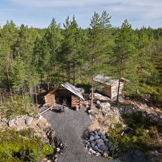 Taka-Hakoräme-Hütte und Holzschuppen