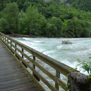 Fußgängerbrücke über den Fluss Natisone