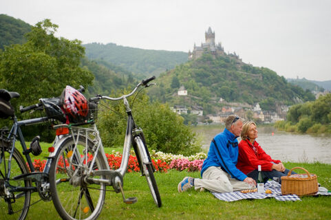 Mosel-Radweg mit Blick auf die Reichsburg in Cochem