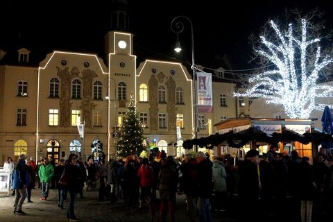 Hauptplatz und Rathaus im Advent