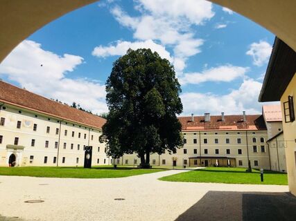 Innenhof Dom zu Gurk mit JUFA