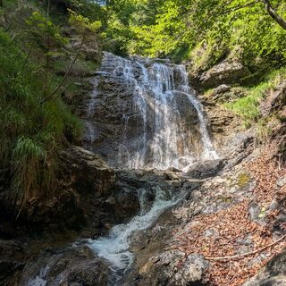 Wasserfall entlang des Weges