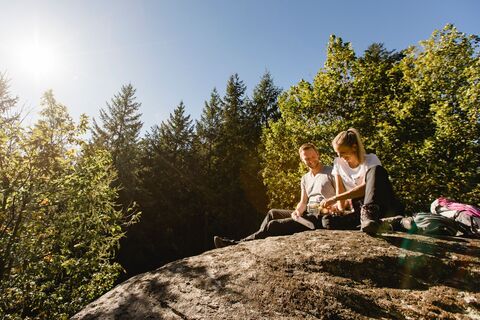 Rast auf mächtigen Granitsteinen